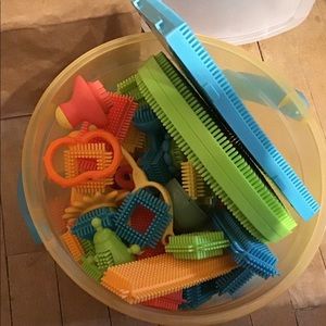 Gallon Pail w/Colorful Connector  Bldg Blocks.